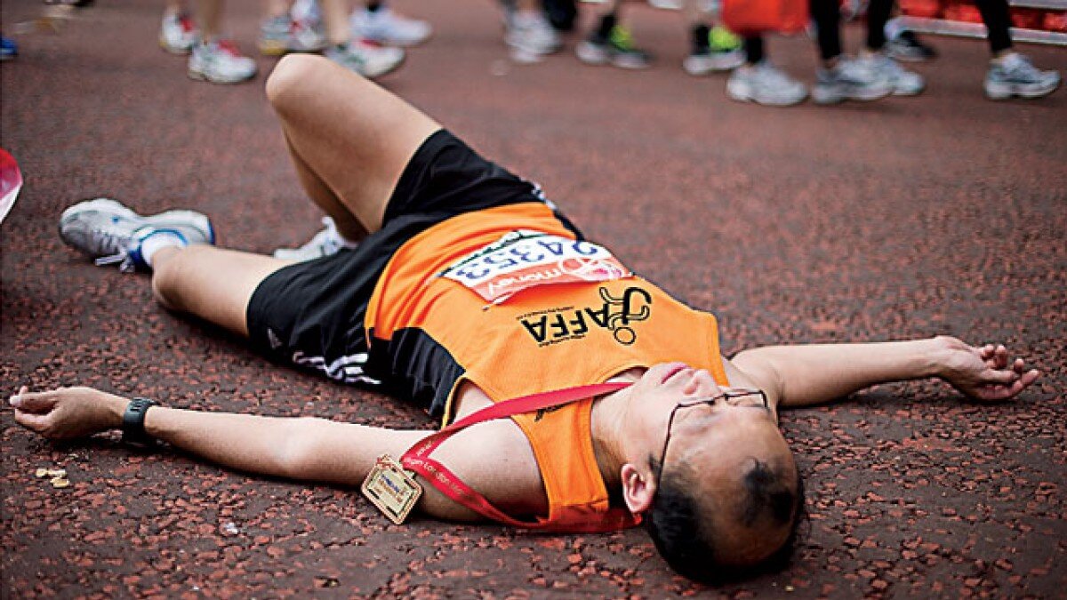 Та сторона устал. Уставший спортсмен. Уставший от бега человек. Уставший марафонец. Устал бежать.