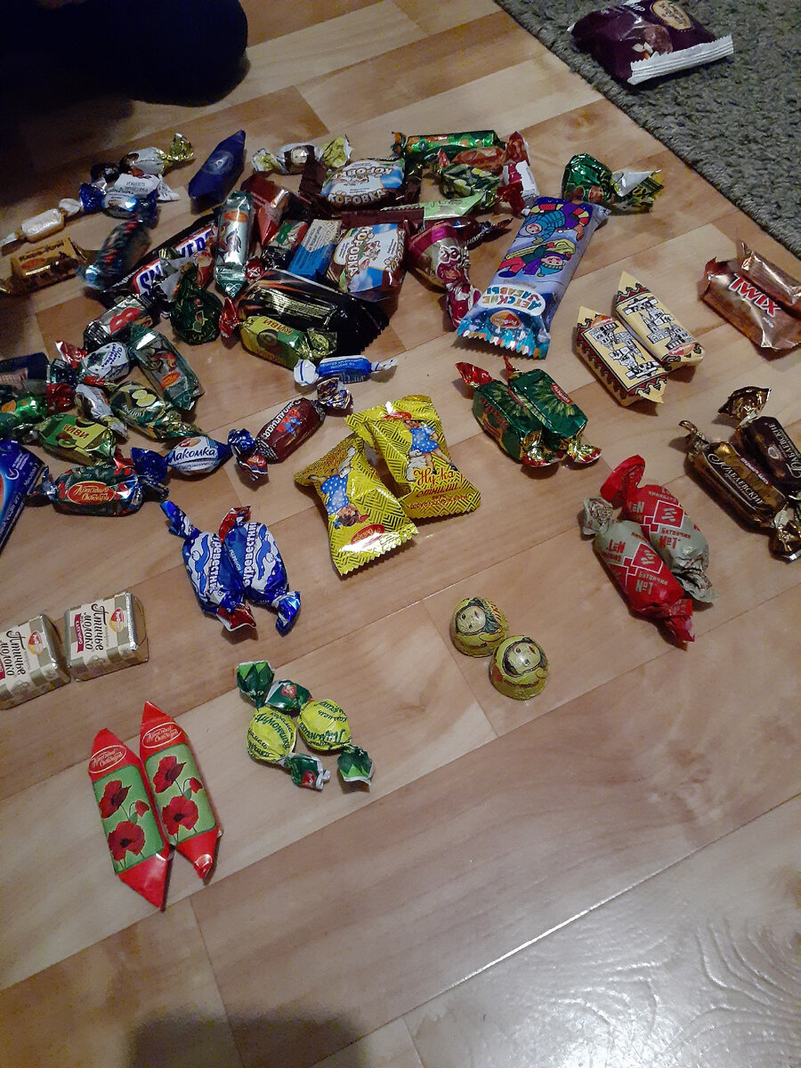 Дочка сортирует конфеты и возит на грузовике