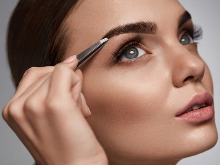 смоделированная линия бровей может преобразить внешность до неузнаваемости