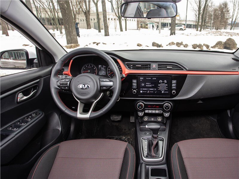 Чистый и опрятный салон автомобиля KIA