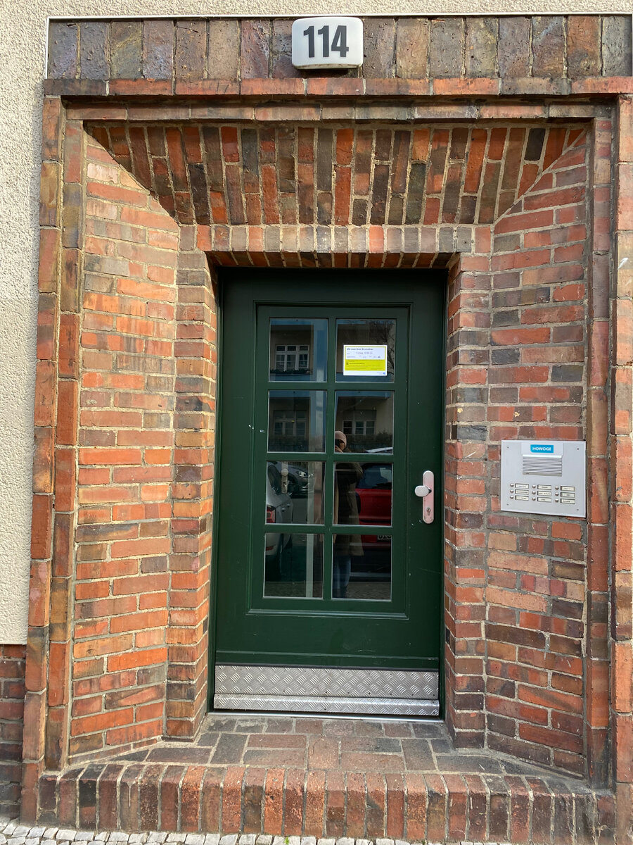 На домофона вместо номеров квартир написаны фамилии