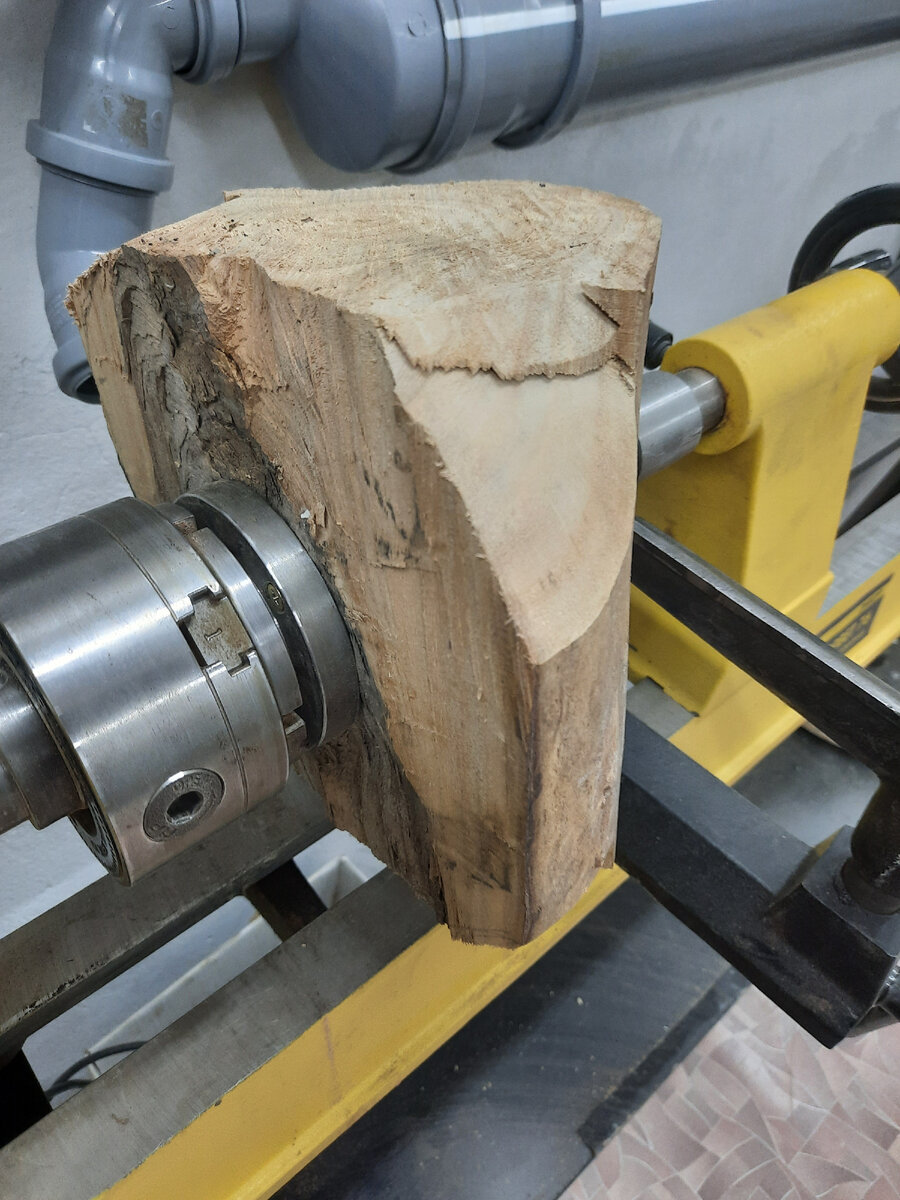 Фиксируем заготовку с помощью планшайбы на токарник...