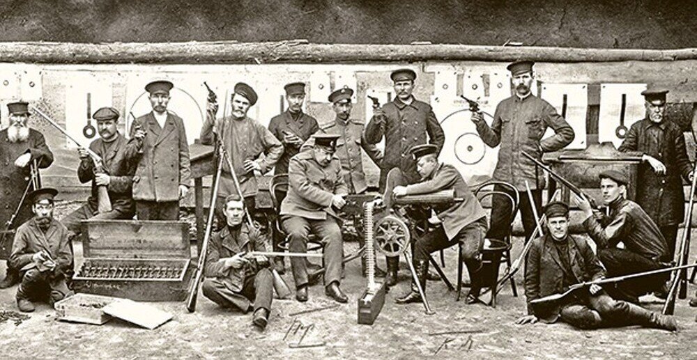 Работники завода с образцами продукции в тире. 1910 год