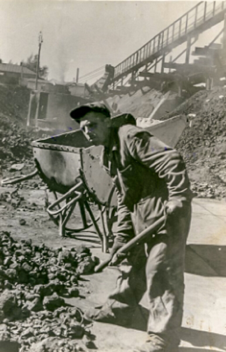 Кумаков. Лучший каталь доменного цеха. Фото 1944 года.