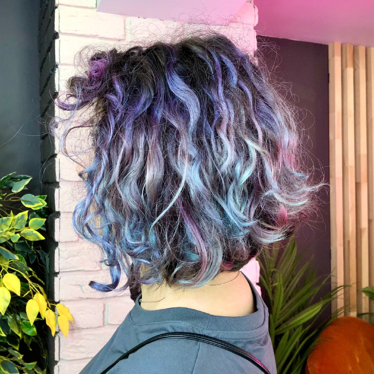 Неувлажненные локоны пушатся и выглядят достаточно сухо