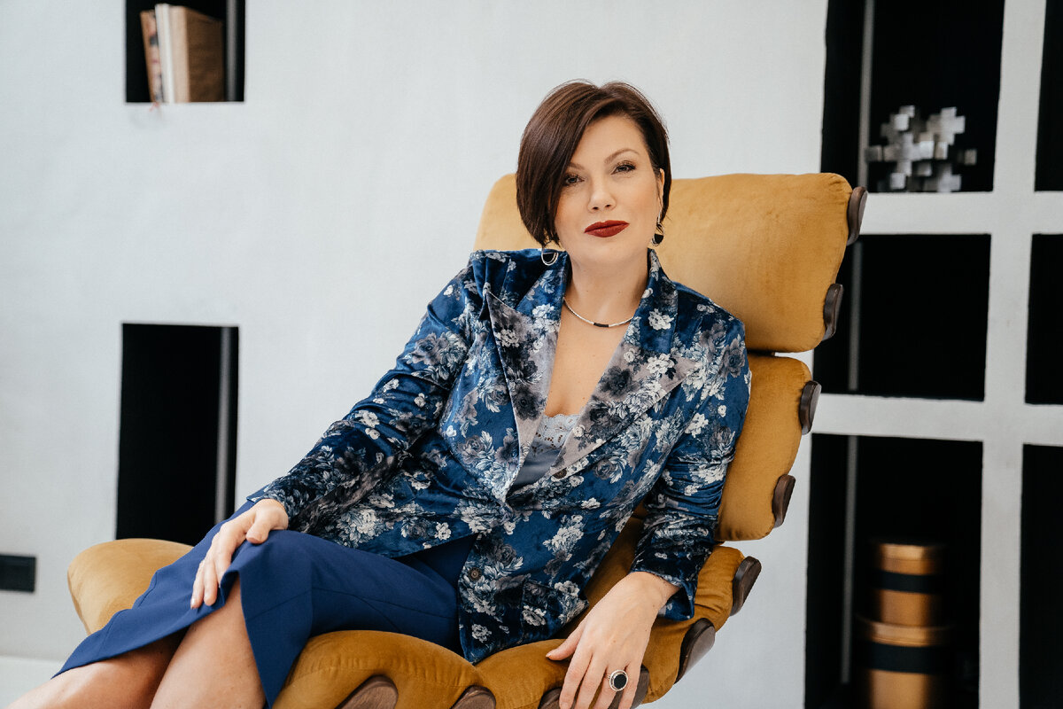 Диана Кровлина. Бизнес-тренер и фасилитатор с 15-летней практикой.
Эксперт в области коммуникативных техник, практического менеджмента и управления персоналом. Executive-коуч. Основатель бизнес-школы «СИЛА ЛИДЕРА»