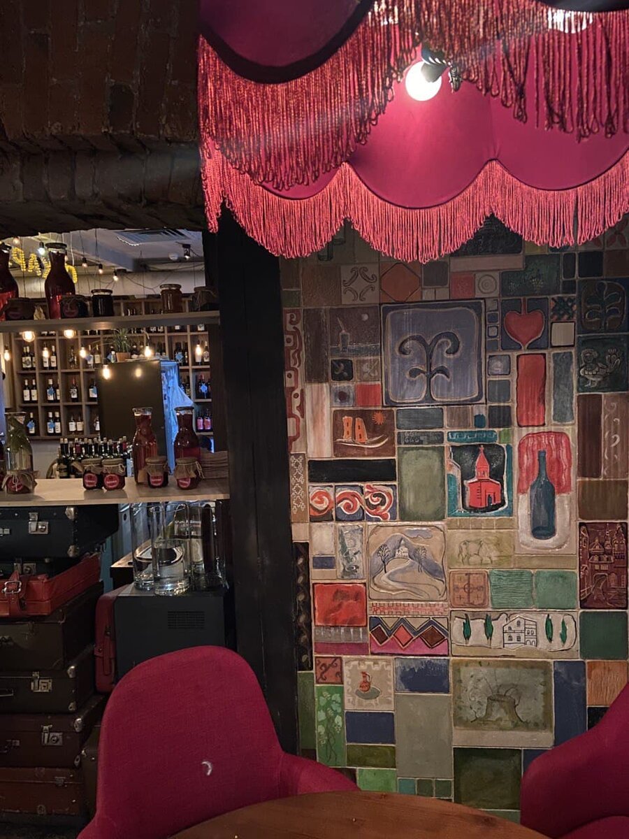  Абажуры с бахромой над столами. Грузинский орнамент на стенах. (листай)