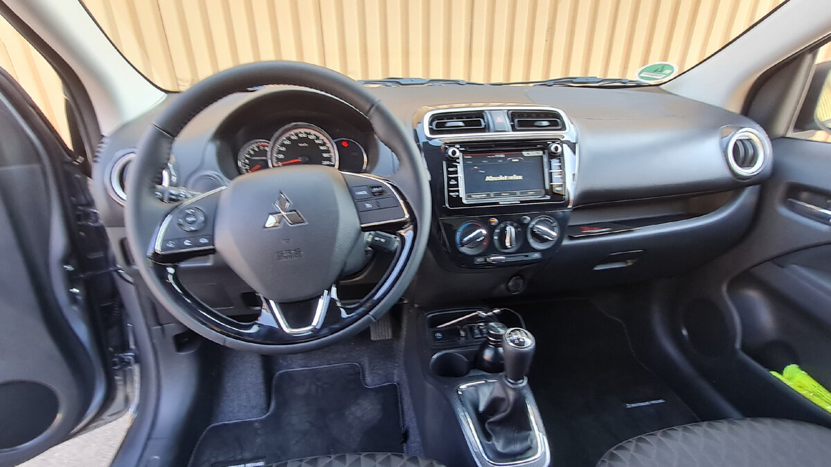 Mitsubishi Space Star: всё просто и минималистично.  