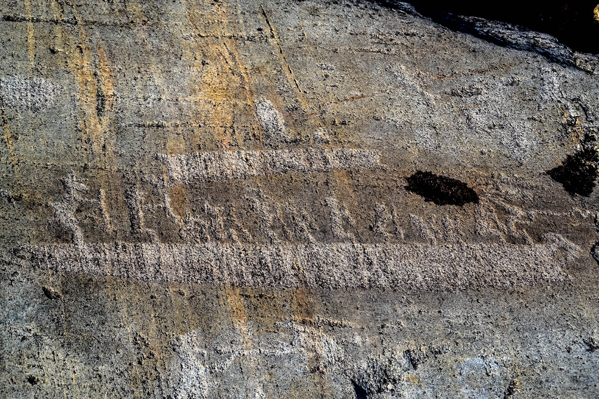 Петроглифы – интереснейшие свидетельства жизни и быта древнейших людей. Они представляют собой рисунки, высеченные или нарисованные на камне. Возраст старейших Беломорских петроглифов оценивается археологами в 6-7 тысяч лет.Беломорские петроглифы включают в себя три комплекса изображений, открытых в разное время. Первыми в 1926 году этнографом Александром Михайловичем Линевским были найдены «Бесовы Следки».Беломорские петроглифы включают в себя три комплекса изображений, открытых в разное время.