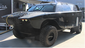 Полноприводная глиссирующая амфибия «Дрозд». Российские инженеры Балтийской машиностроительной компании разработали глиссирующую полноприводную амфибию для силовых структур. Полноприводная машина, получившая название «Дрозд», может передвигаться как по суше, так и по воде. В основу конструкции заложена лодка. Она выполнена из карбона. Днище лодки имеет переменную килеватость с 210 до 160. Это применено в целях лучшей остойчивости и выхода на глиссирование.