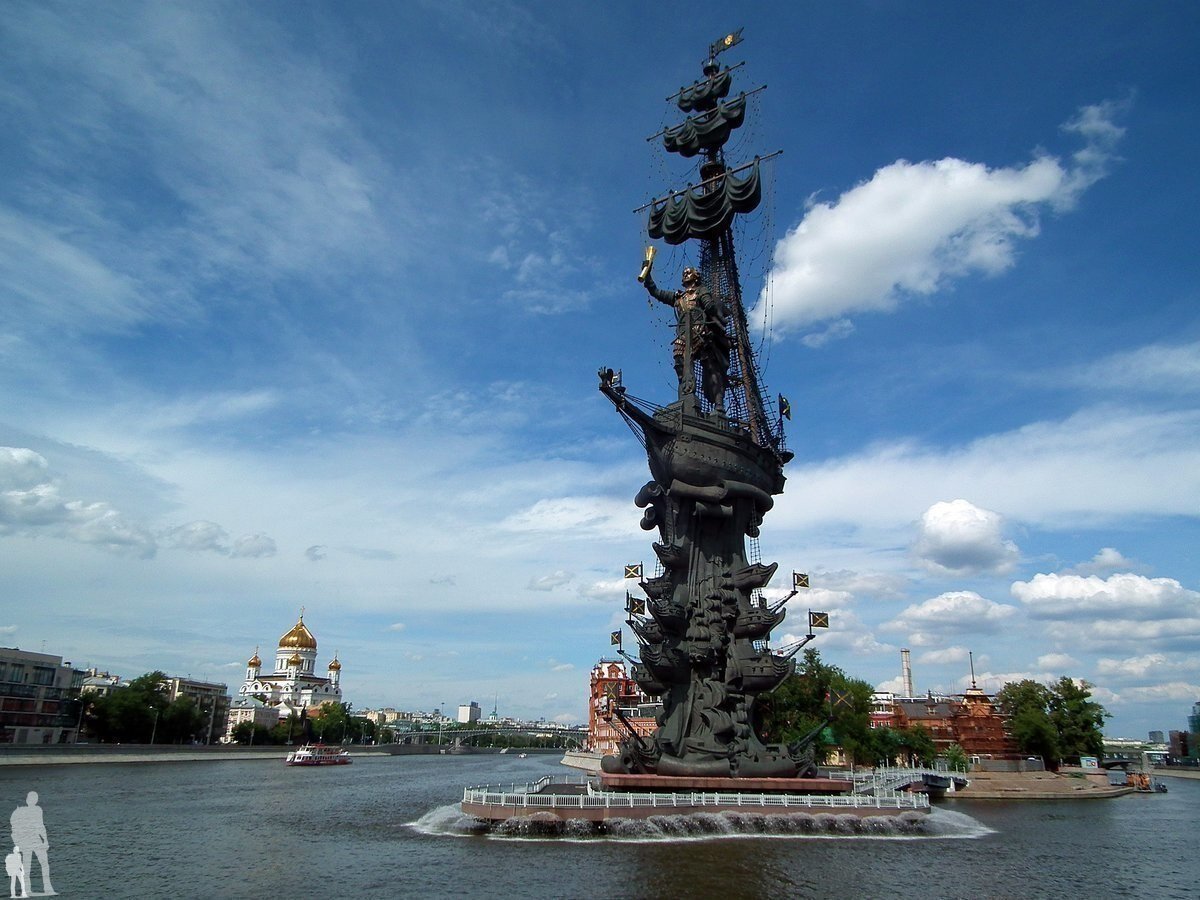 Памятники на москве реке