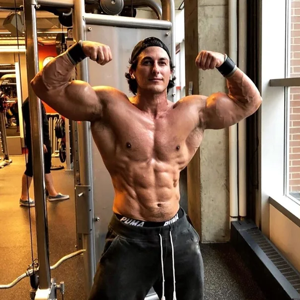 Садик Хадзовик – самые широкие плечи и максимально узкая талия