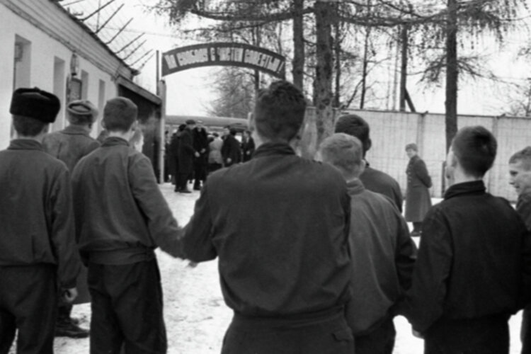 Свой путь ОПГ «Караваево» начала в середине 1980-х с одноименного поселка в Авиастроительном районе города. Основой группировки послужила местная хулиганствующая молодежь, объединившаяся со временем в одно сообщество. Фото: © Валерий Генде-Роте, РИА «Новости»