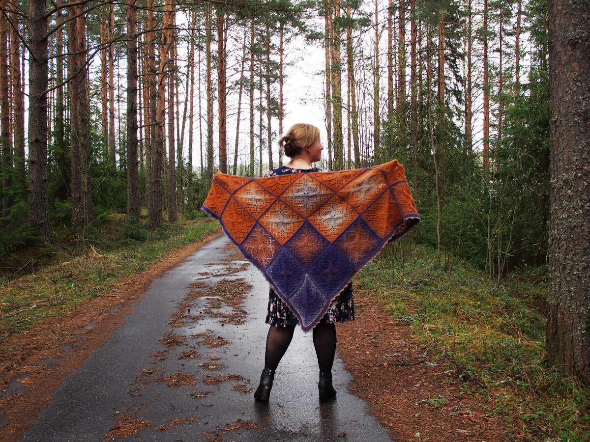 Дурушка вяжет тыковки. Дурушка вяжет вязаные котики. Обои на телефон вязаные. Дурушка вяжет дзен. Дурнушка вяжет морской плед.