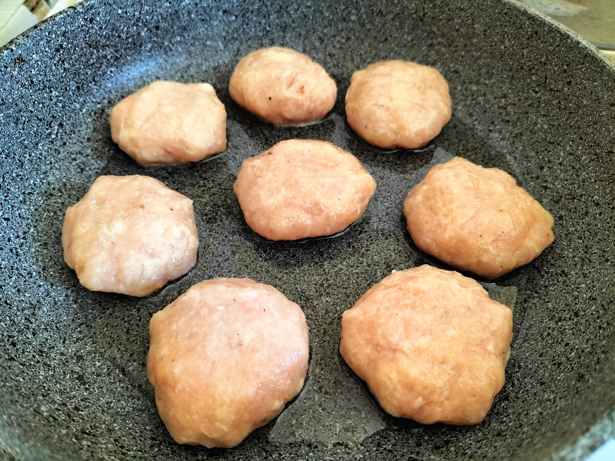 Вот такой размер котлет лучше всего. Они небольшие и быстро полностью прожариваются внутри, при этом не сильно зажариваются снаружи.