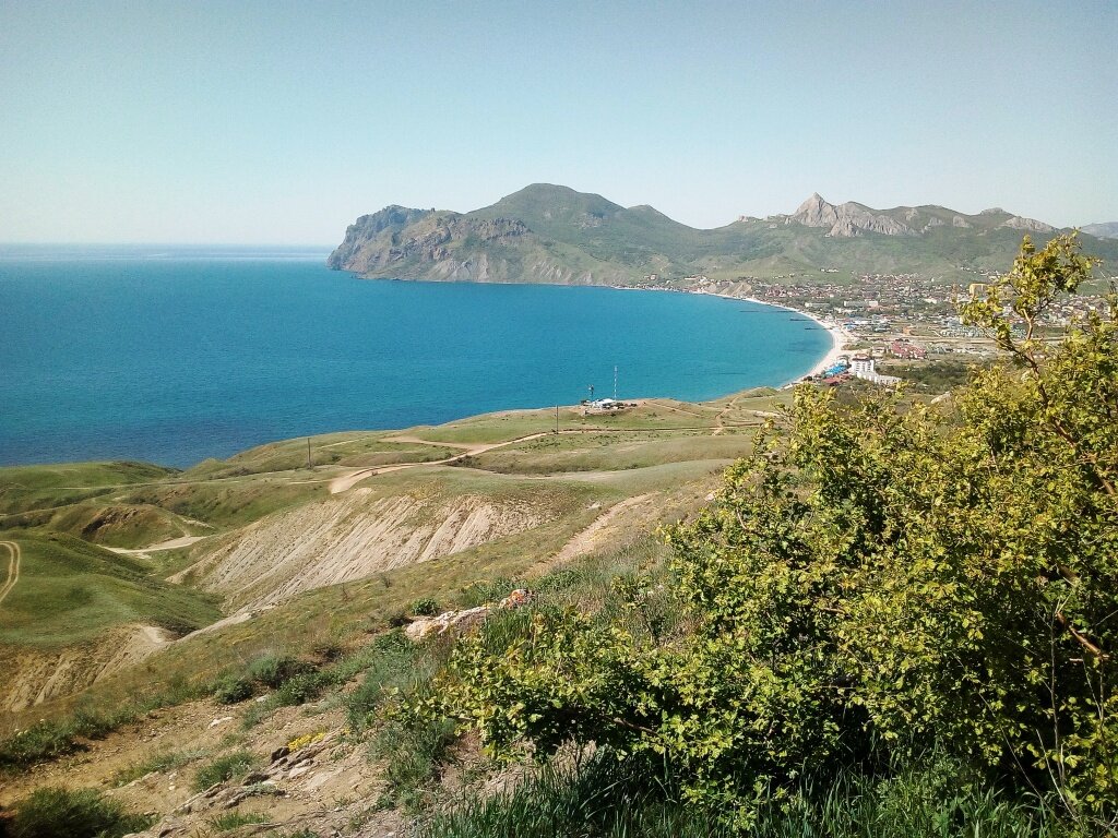 Вид на Коктебельскую бухту с холма Кучук-Янышар, где похоронен поэт М. Волошин