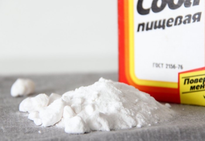 Вывести траву поможет раствор, приготовленный из 1 л теплой воды и 5 ст.л. пищевого продукта 