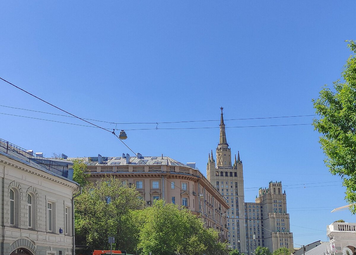 С Поварской улицы видна знаменитая жилая высотка на Кудринской площади.