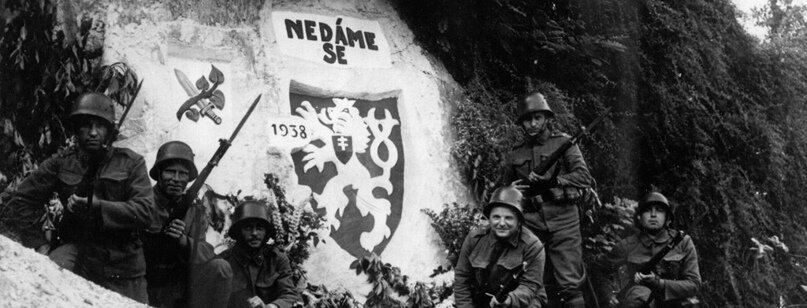  Мобилизованные чехословацкие солдаты в 1938 году у изображения чешского герба и надписи "Не сдадимся".