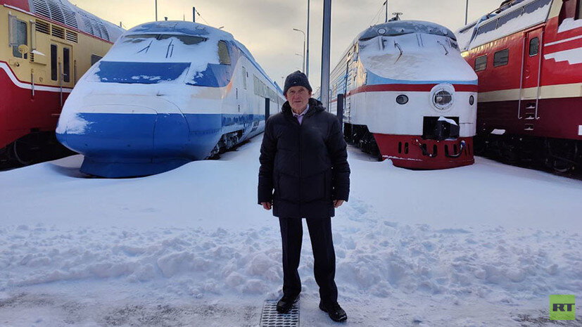 Конструктор Всеволод Коровкин рядом с электропоездами «Сокол-250» и ЭР200 в музее РЖД RT © Анатолий Караваев 