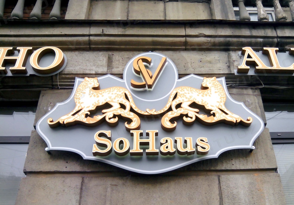 объемные буквы с лицевой подсветкой и логотипы  в данном случае установлены на единой подложке-основе