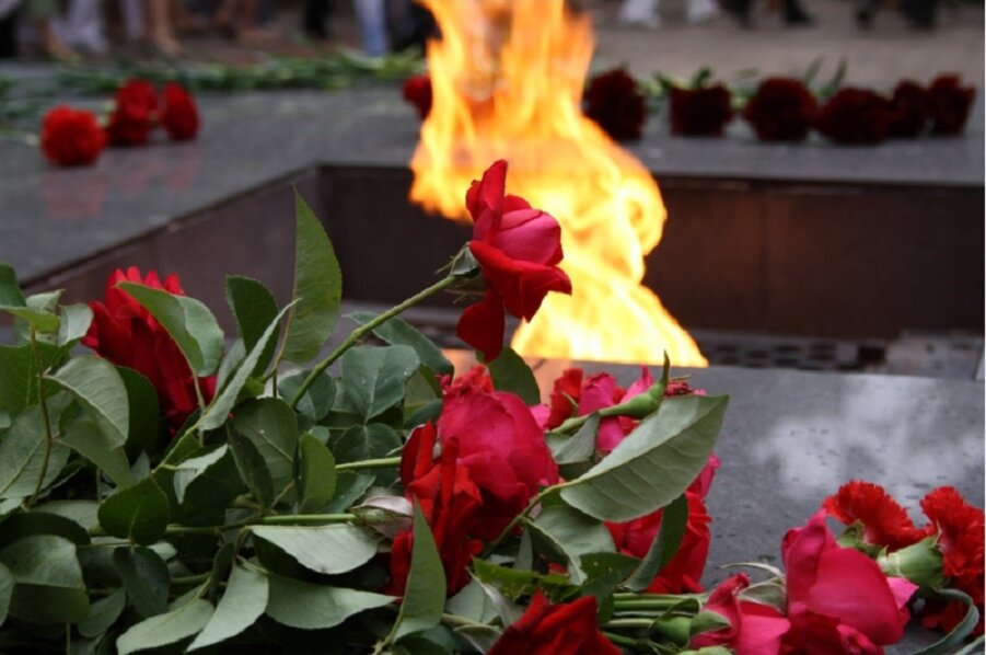 22 июня что за праздник. День памяти и скорби. 22 Июня день памяти и скорби. Цветы у вечного огня. Память о Великой Отечественной войне.
