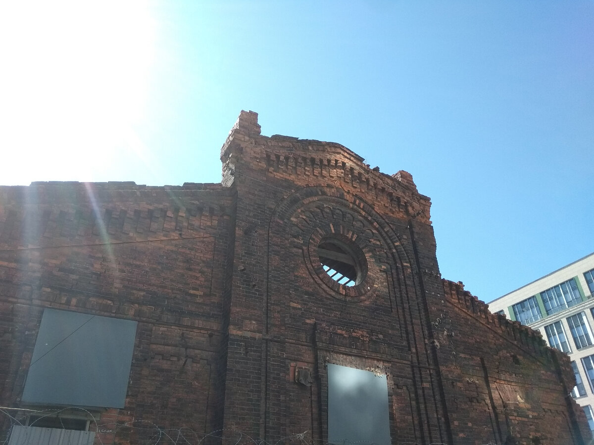 старое разрушенное кирпичное  здание