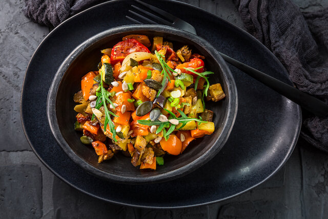 После того как выложите на блюдо или в тарелки, присыпьте зернышками черного кунжута, слегка поджаренными очищенными семенами тыквы или даже орешками — кедровыми или рублеными грецкими. 