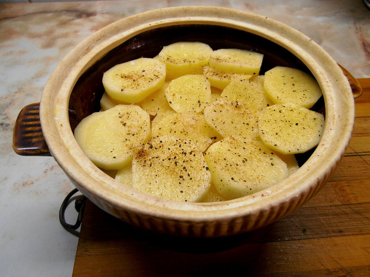 Картофель тушеный в горшочке с килькой | Готовим вкусно дома/ Кулинария/  Рецепты | Дзен