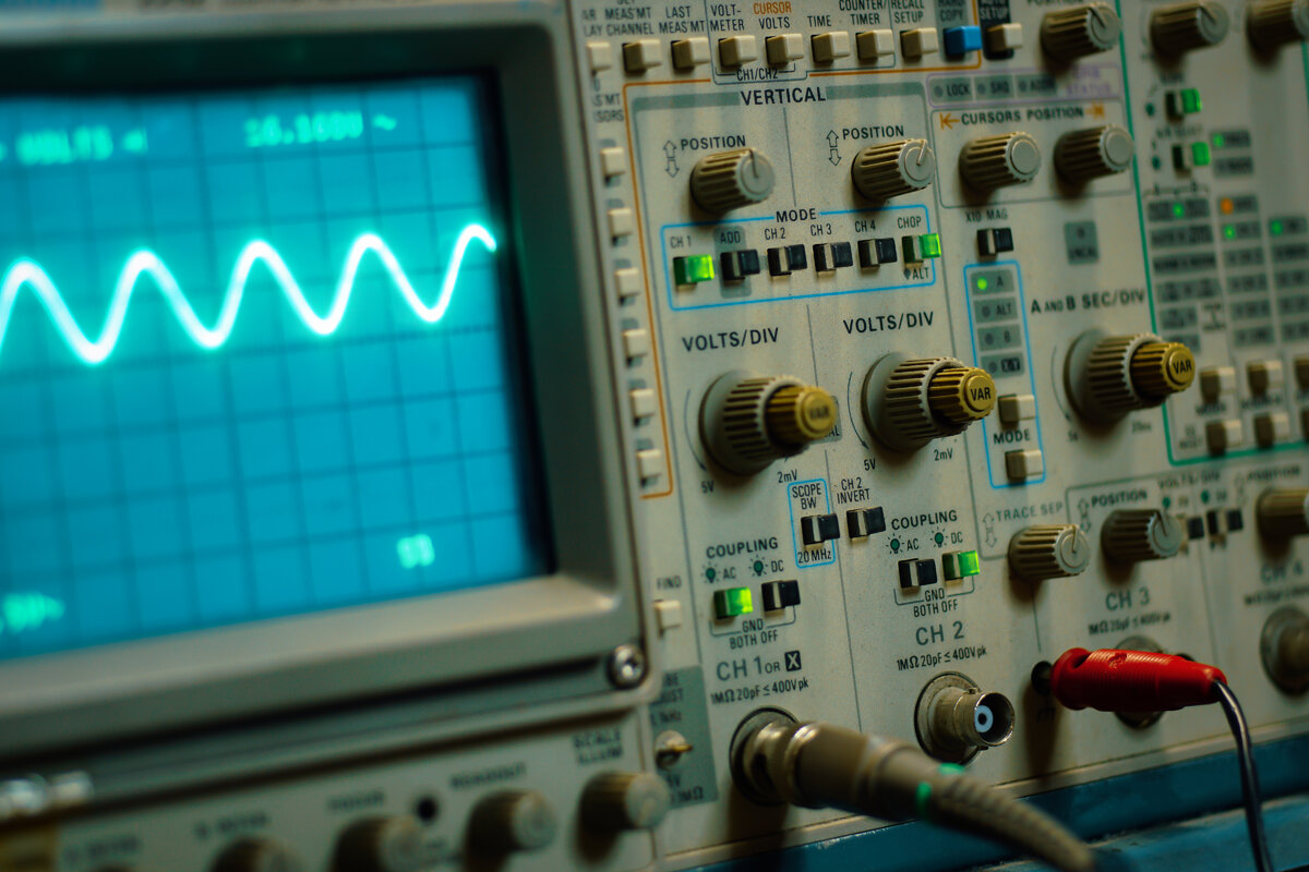 Как измерять напряжение осциллографом? Мы знаем, а вы? | МаксПрофит. Всё о  приборах и измерениях. | Дзен