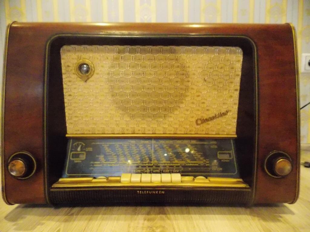 Ламповый радиоприемник Telefunken. Источник фото: https://static.auction.ru/offer_images/2017/03/02/01/big/G/G6Mfv2khKZd/lampovyj_radiopriemnik_telefunken_concertino_53.jpg