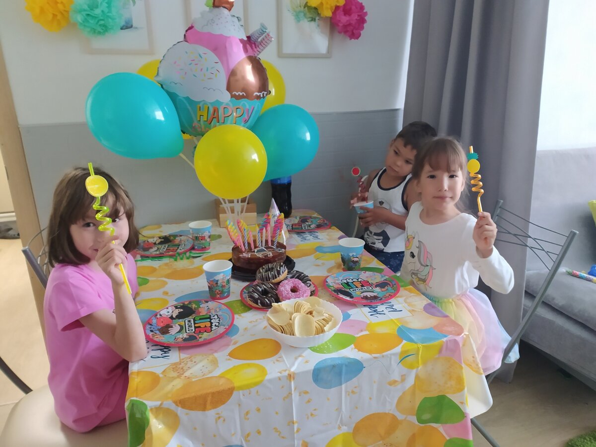 Украшение для стола. Цветы из папиросной бумаги, Скатерть из Фикс Прайса.