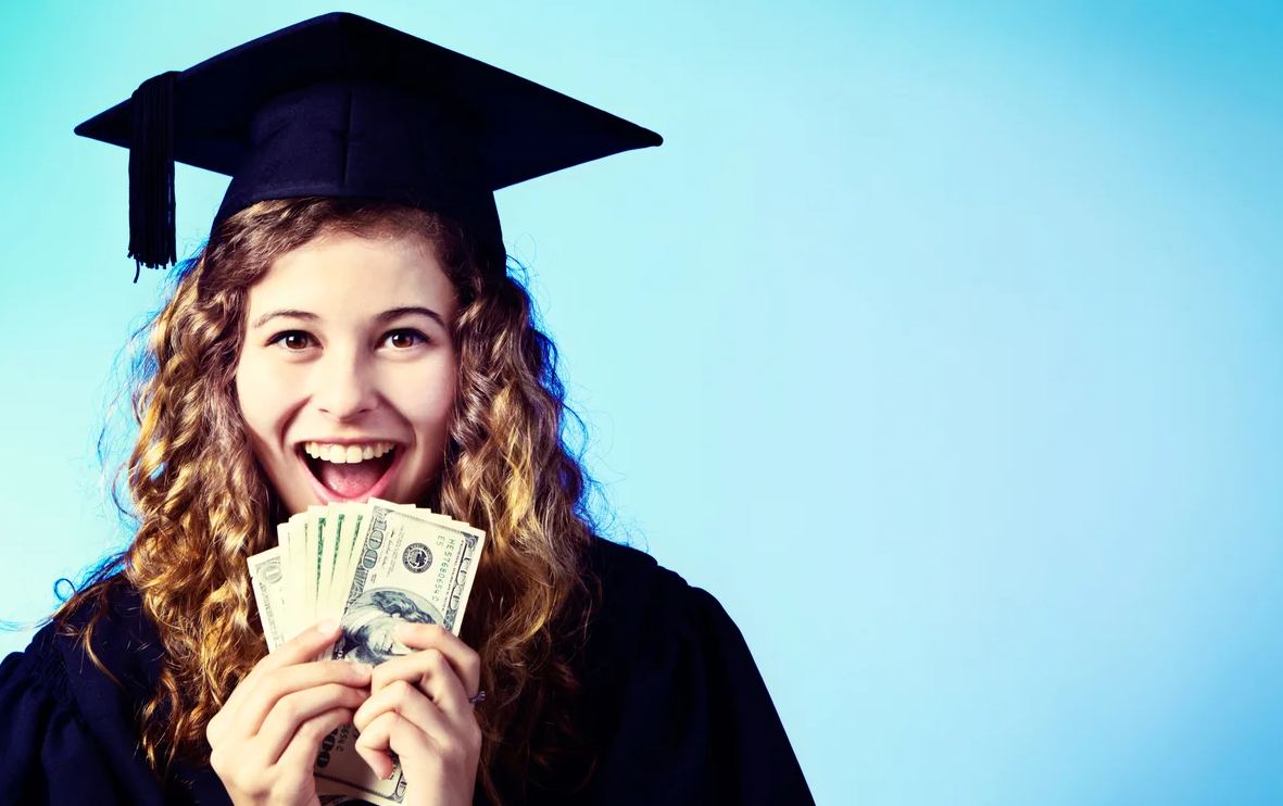 Деньги на учебу. Студентка улыбается. Фотосессия студентов. Студентка с деньгами. Студенты.