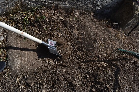 При очистке территории древнего монастырского комплекса Бри Ехци в Нагорном Карабахе (Арцахе) были обнаружены старинные Хачкар и надгробие.