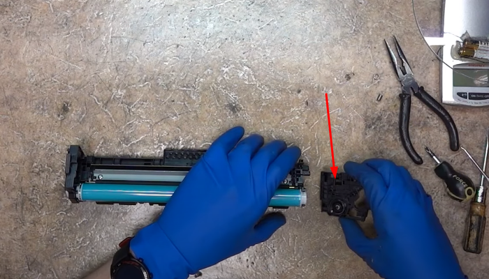 Фото 47. Протираем жидкостью ELP. Делаем это аккуратно, не нажимая на ролик проявки, чтобы не повредить его