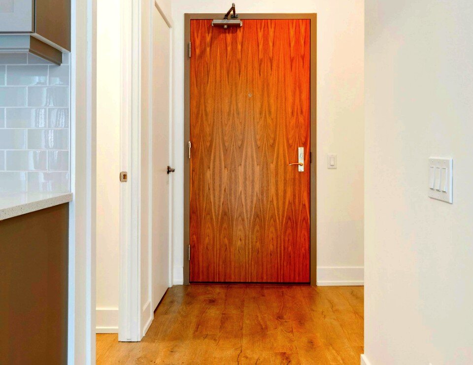 Куда открываются двери в квартире. Входная дверь открывается внутрь квартиры. Куда открывается входная дверь в квартиру. Фото открытой двери в квартиру. Может ли входная дверь открываться во внутрь квартиры.