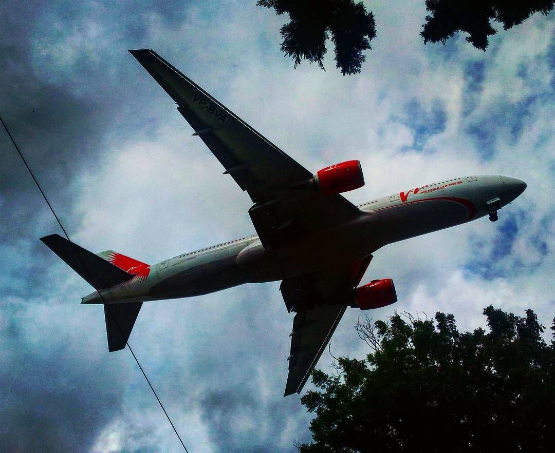 Этот снимок жена-аэрофоб дрожащими руками сделала в Адлере. Там самолëты проносятся очень низко над домами. Фото: Виктория Минаева. 