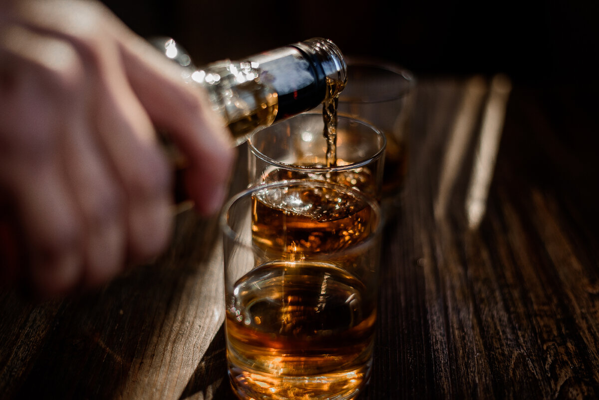 https://ru.freepik.com/free-photo/pouring-strong-alcohol-drink-into-the-glasses-which-are-on-the-wooden-table_7497093.htm#query=alcohol&position=0&from_view=keyword