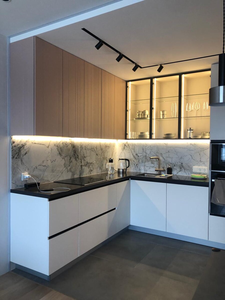 Кухонный гарнитур в ЖК Ольховский парк сделан по дизайн-проекту Петуховой Галины в рамках компании БИС-интерьер. Фасады пеналов и нижних корпусов МДФ с ПВХ покрытием, верхние шкафы с фрезерованными фасадами в покраске