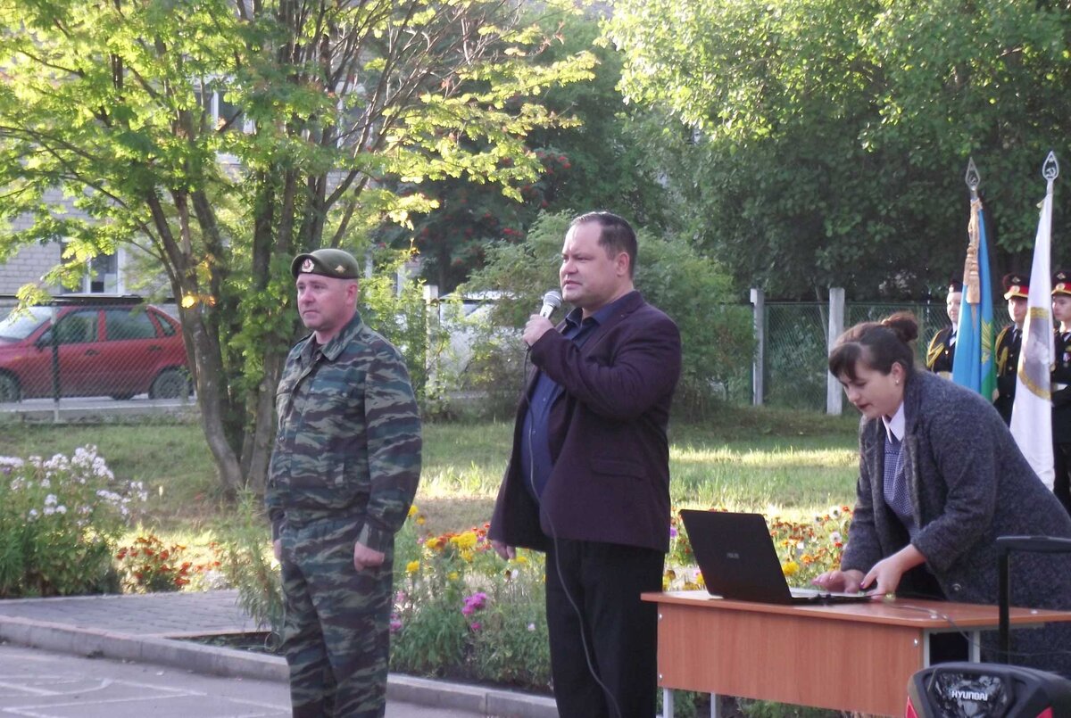 Директор школы №12 Эдуард Комягин открывает начало учебной недели с торжественного поднятия флага России