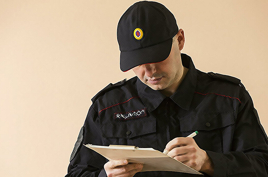 проверка документов участковым. общение полиции с гражданами. допрос иностранного гражданина. проверка документов участковым. калуга полиция мигрантов.