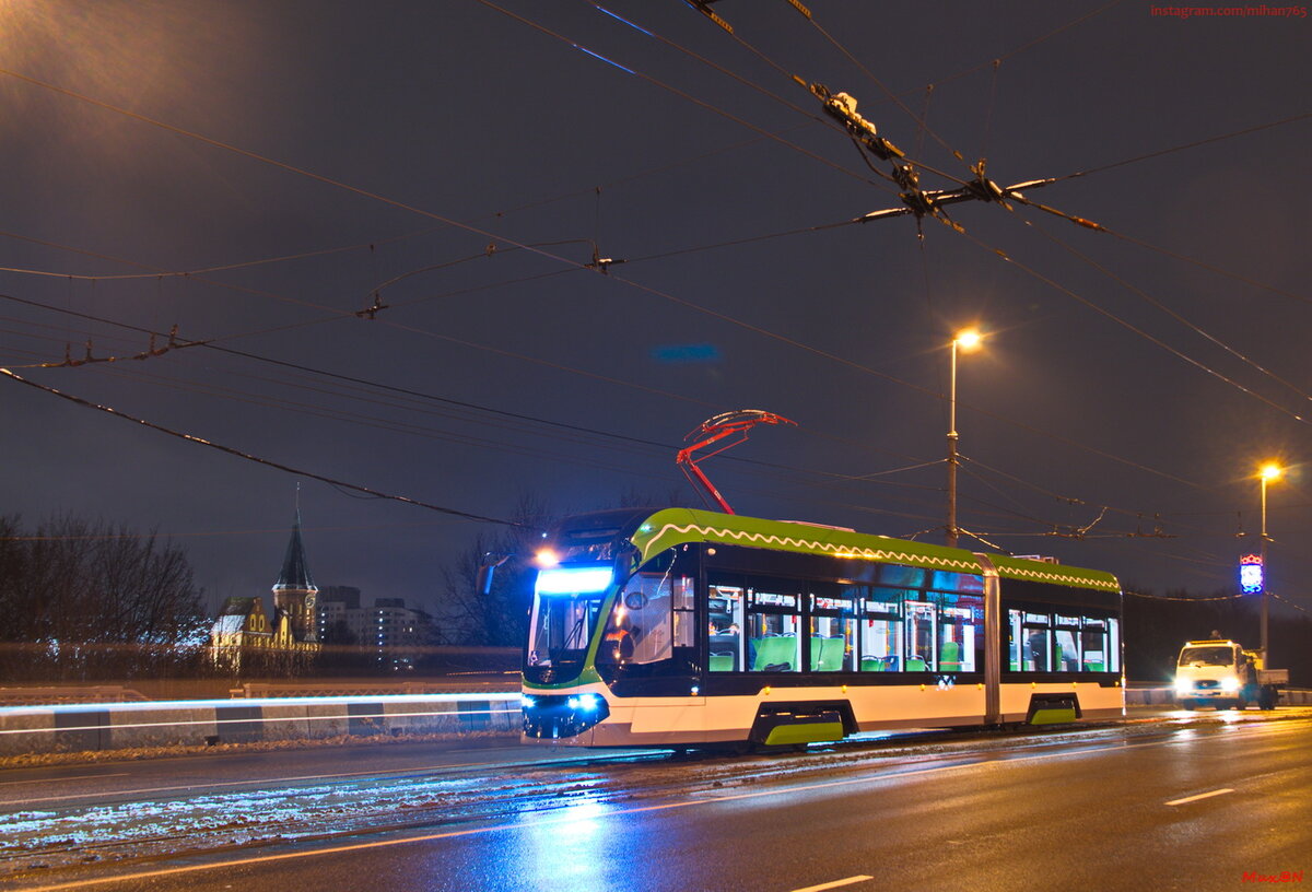 71-921 на Эстакадном мосту. На фоне — Кафедральный собор. Автор фото: Мих@N. Источник — transphoto.org