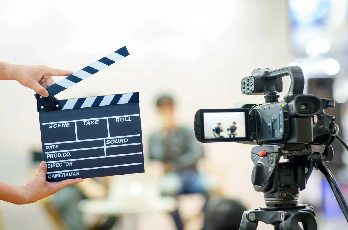    Съёмка видеоролика — серьёзная работа, для которой нужна целая команда. Фото: fool.com