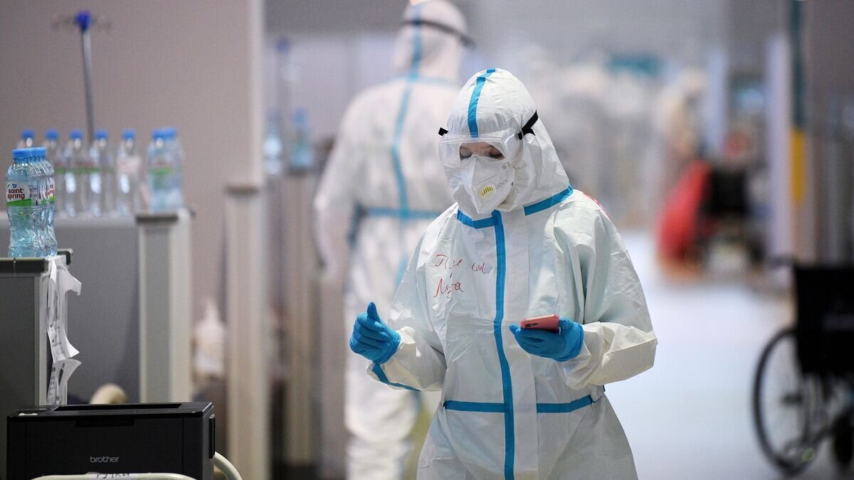    Медицинские работники во временном госпитале для пациентов с COVID-19 в конгрессно-выставочном центре "Сокольники" в Москве© РИА Новости / Алексей Майшев