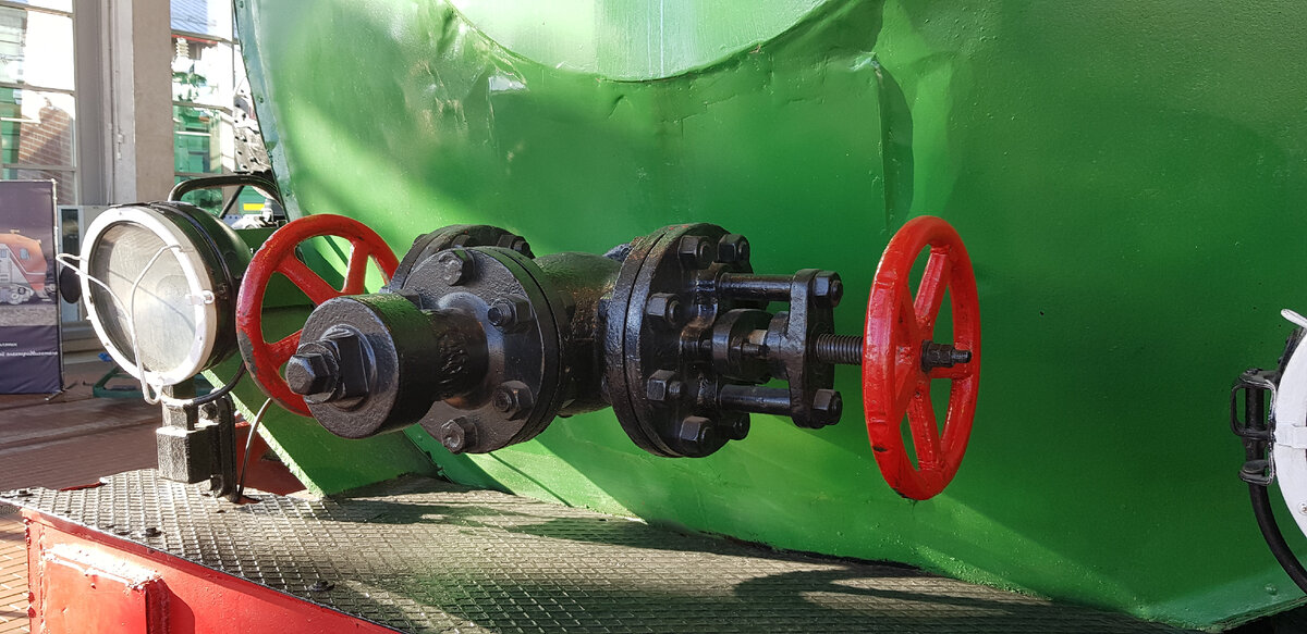 Штуцер для заправки паром котла бестопочного паровоза №9305. Фото: Алексей Алексеев