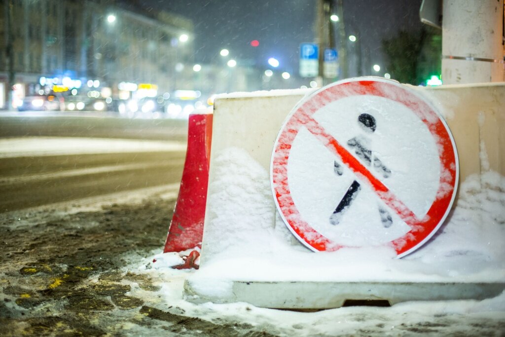 В Твери выпал первый снег – снежных ангелов делать пока нельзя, но убирать его уже нужно