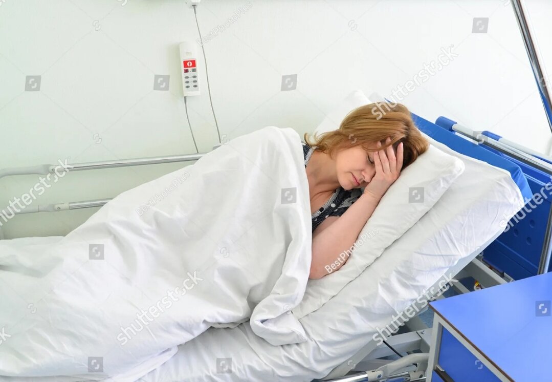 Женщина лежит в больнице