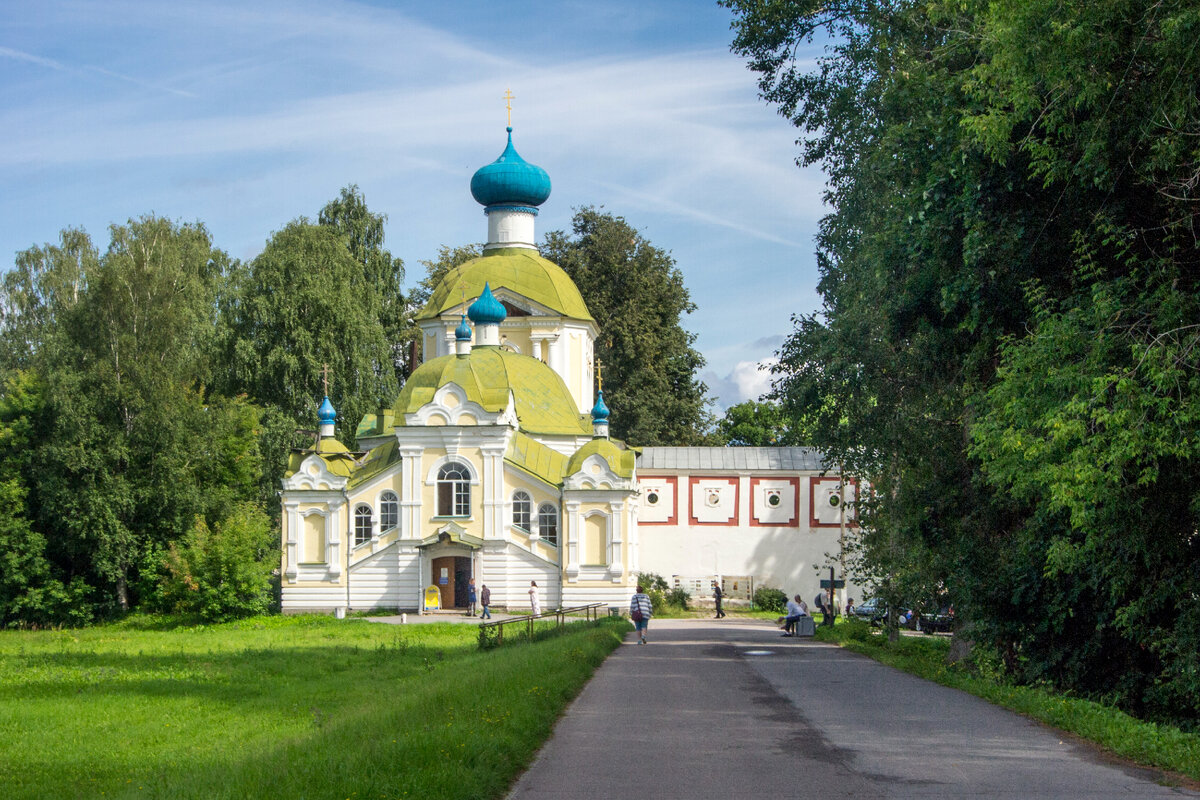 Золотая осень Тихвин монастырь Успенский