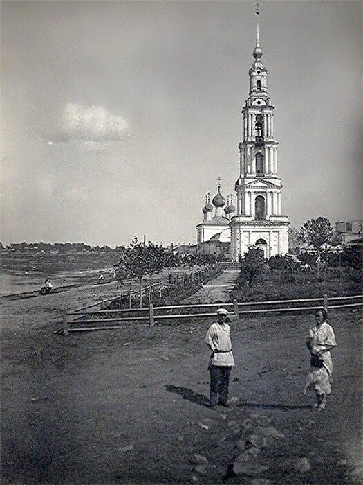 Колокольня старинного Никольского собора на берегу Волги