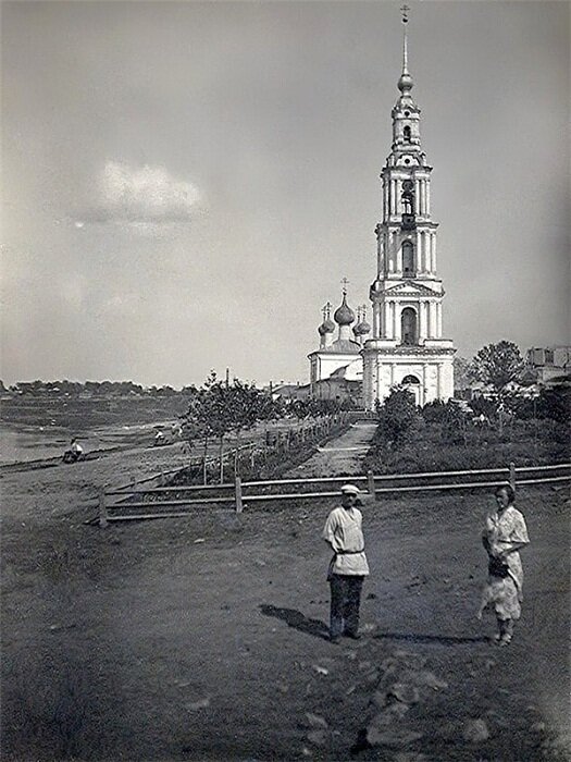 Колокольня посреди волги